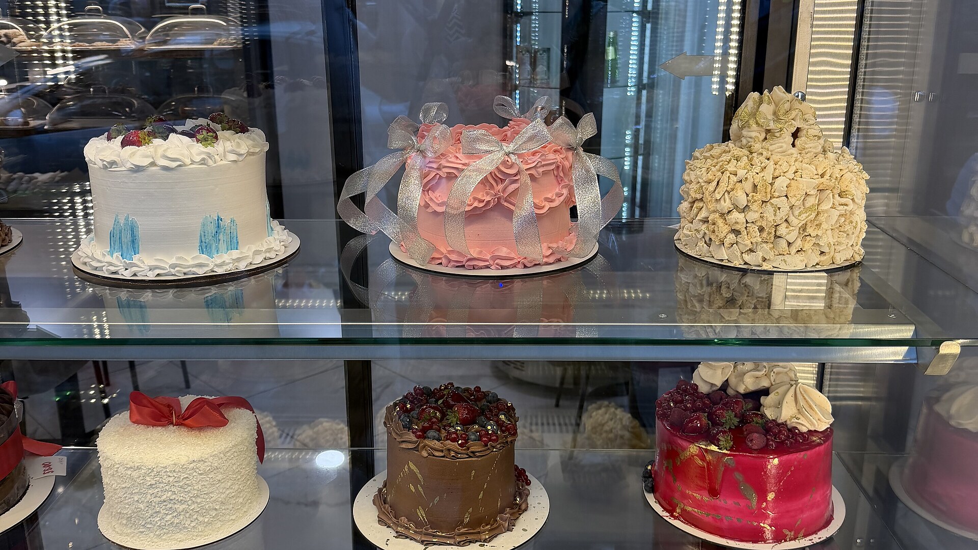 Torten in einem Schaufenster einer Konditorei in Batumi, Georgien