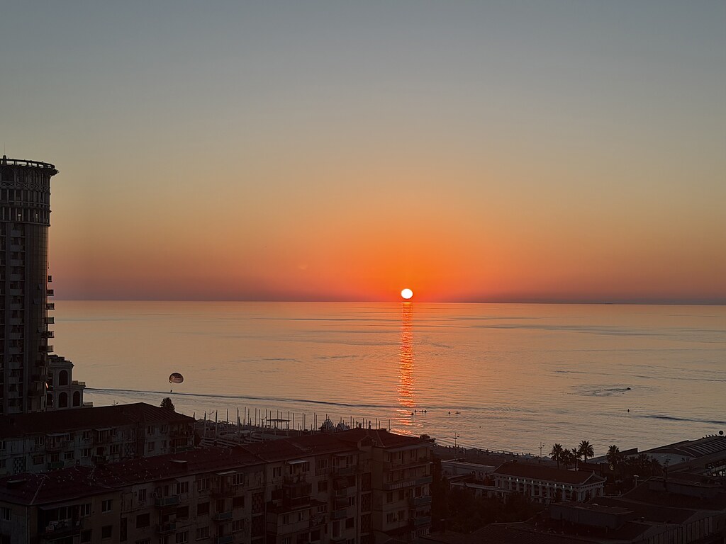 Meerblick vom Hochhaus in Batumi. Der Sonnenuntergang über dem Schwarzen Meer.