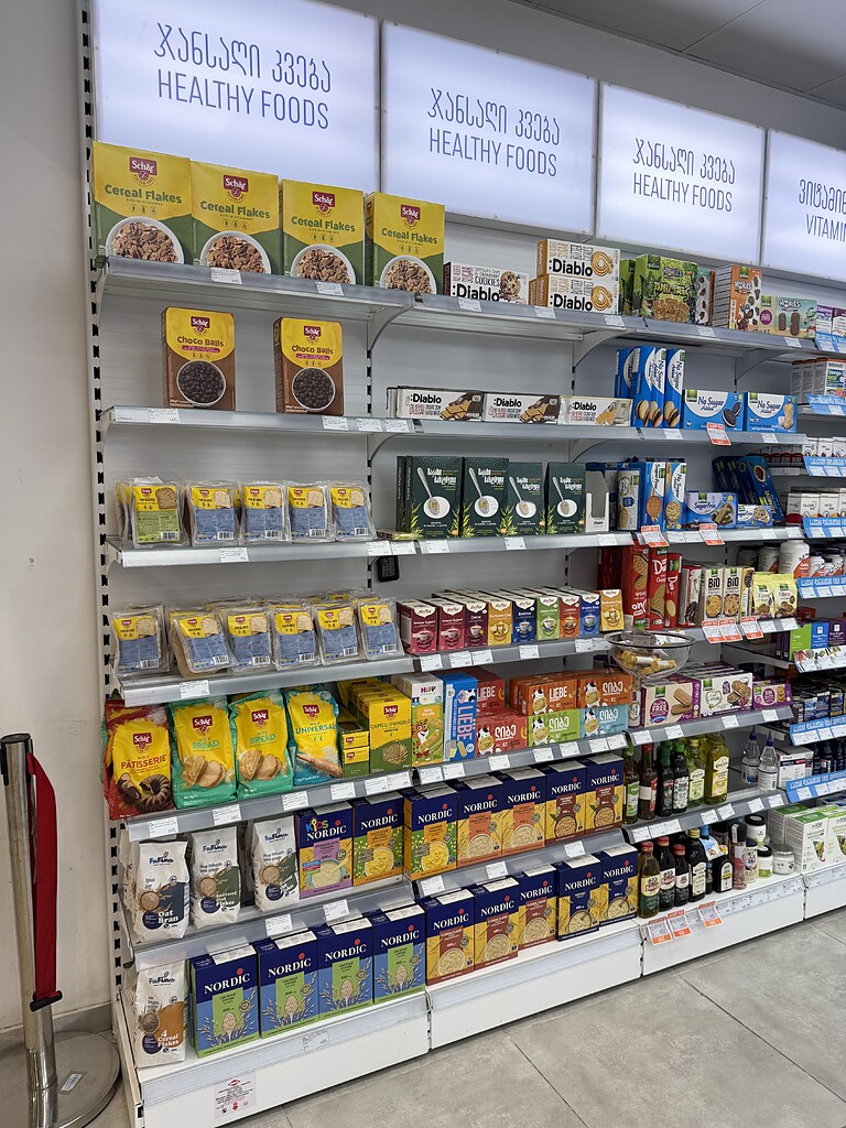 Regal mit glutenfreien Produkten unter der Aufschrift Healthy Foods in einer Apotheke in Batumi, Georgien