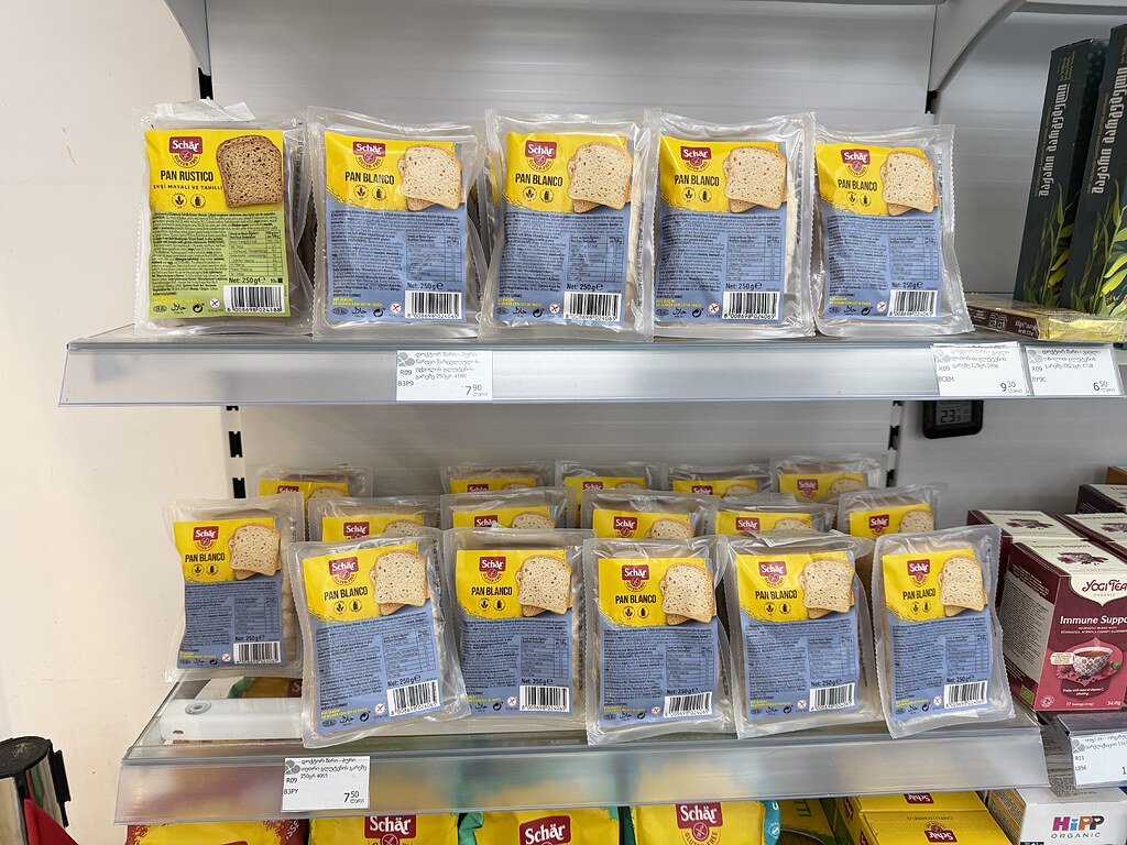 Glutenfreies Brot von Schär mit Preisschildern im Regal einer Apotheke in Batumi, Georgien