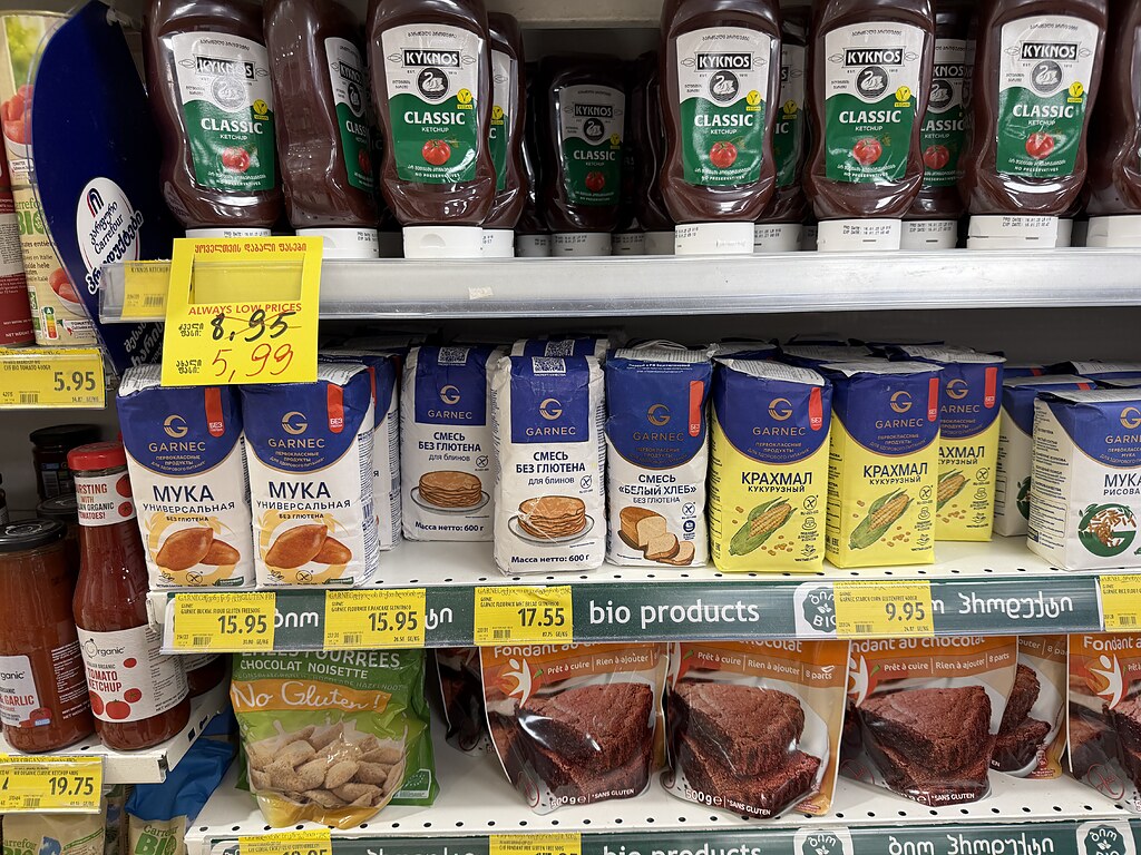 Glutenfreies Mehl, Backmischungen und Maisstärke im Bio-Regal des Carrefour in Batumi, Georgien