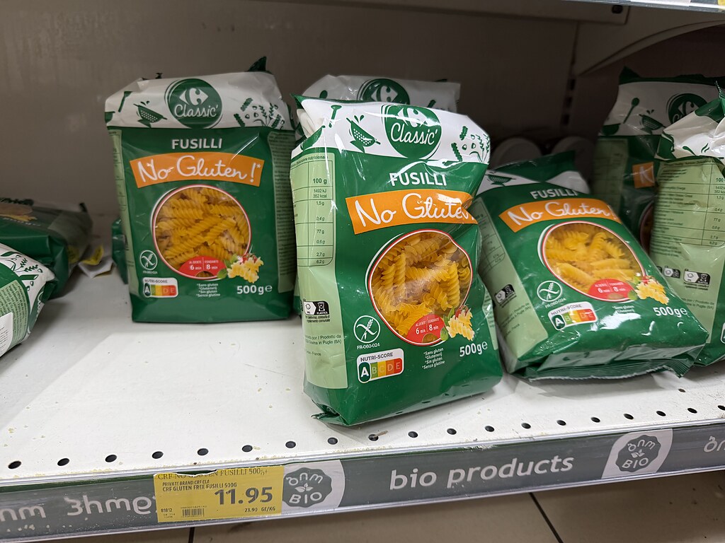 Glutenfreie Fusilli im Bio-Regal des Carrefour in Batumi, Georgien, Preis 11,95 Lari