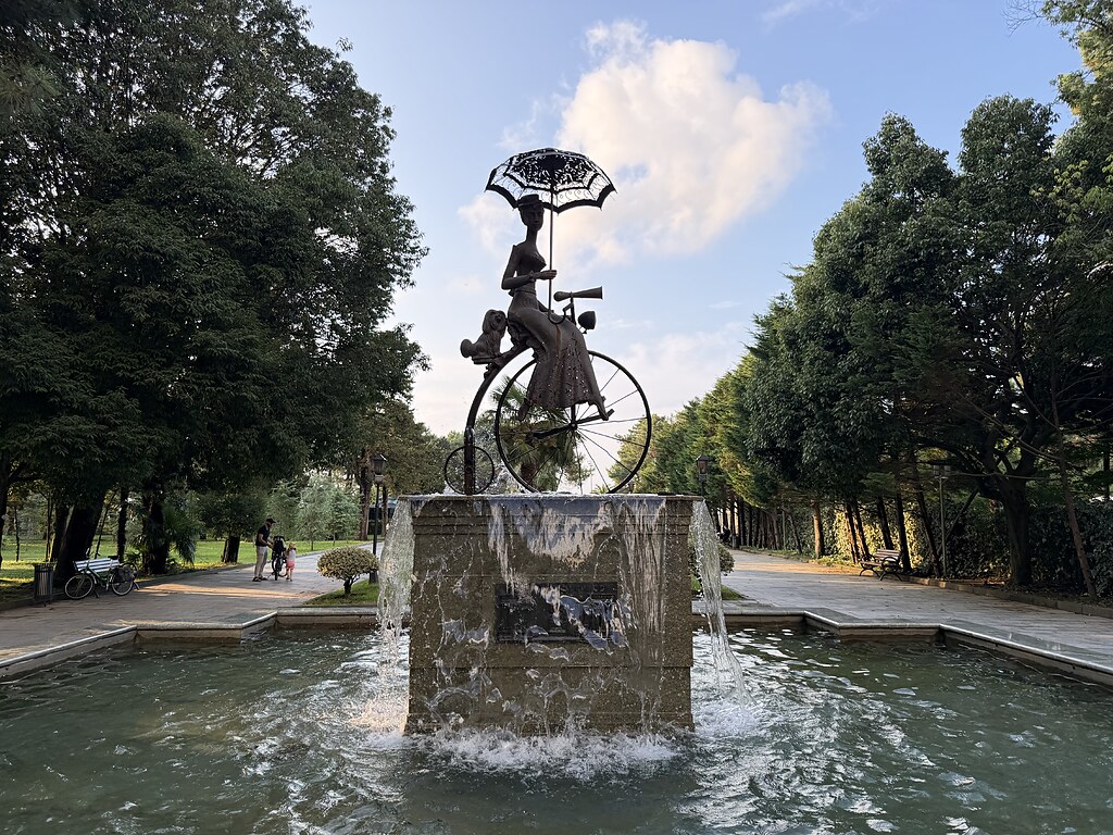 Brunnen mit Fame auf altem Fahrrad am Boulevard in Batumi, Georgien.