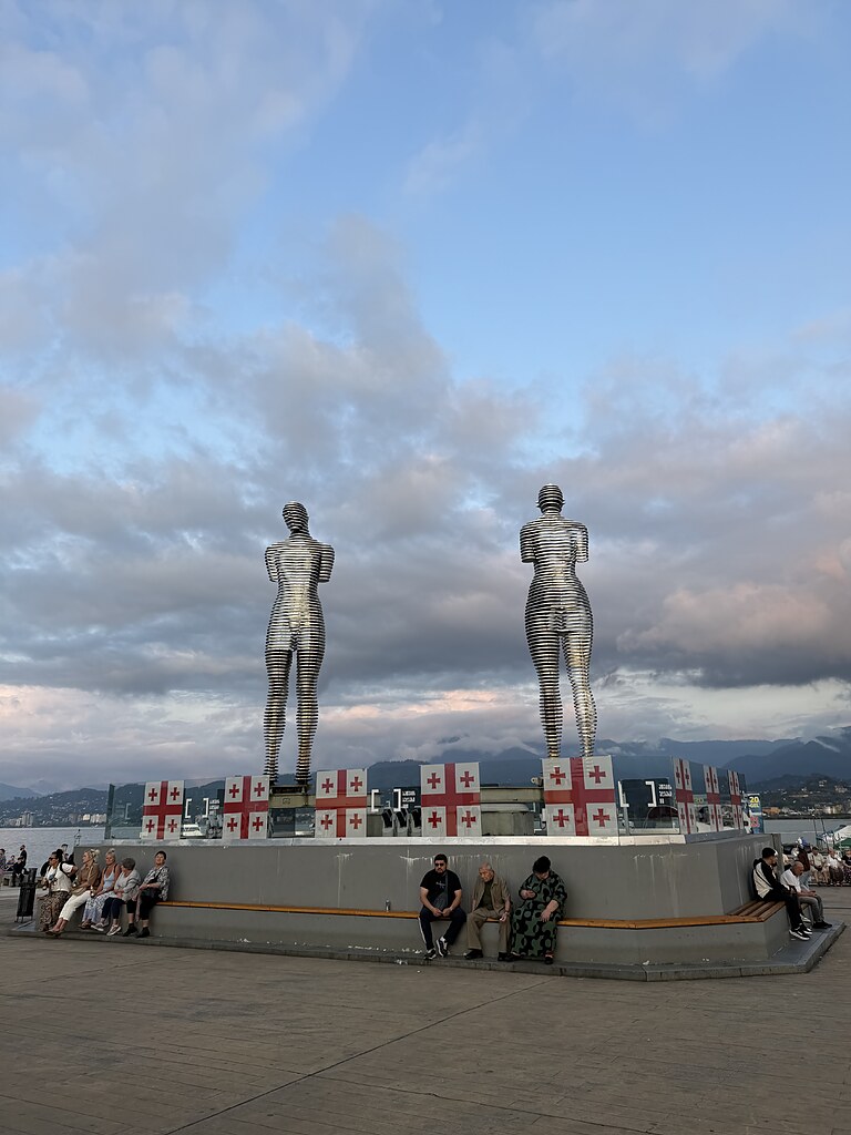 Ali und Nino Statue in Batumi, Georgien mit Bergpanorama am Schwarzen Meer