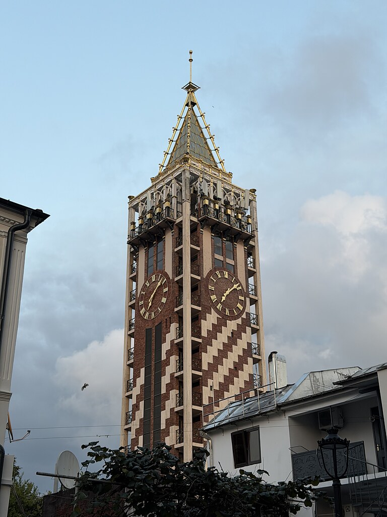 Turm mit Uhr in Batumi Altstadt, Georgien