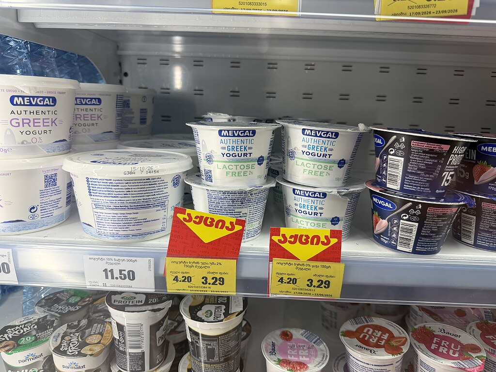 Laktosefreies Griechisches Joghurt im Supermarkt Regal mit Preisschildern in Batumi, Georgien