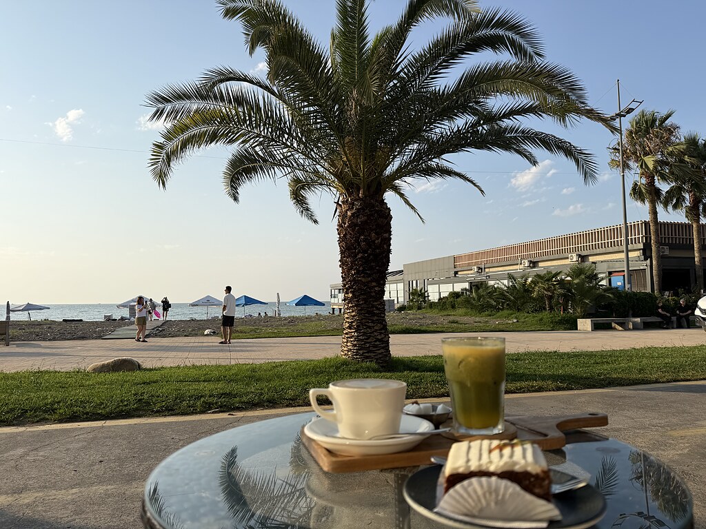 Café an der Strandpromenade in Batumi mit Blick auf das Schwarze Meer.