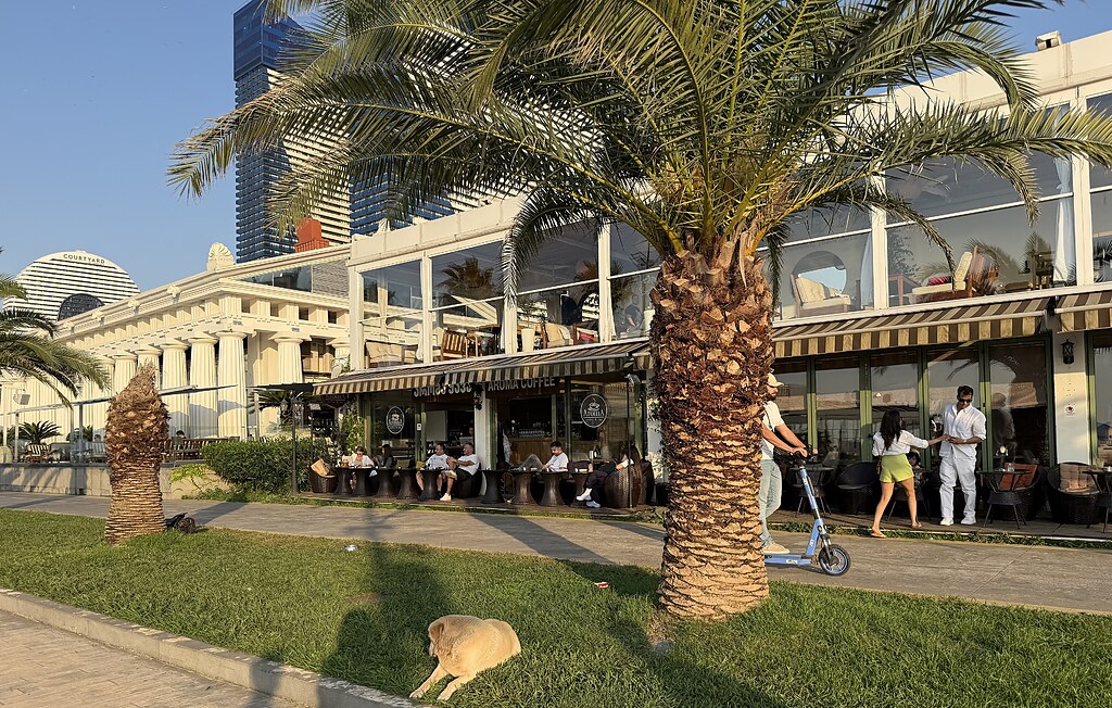 Aroma Coffee and Tea Café am New Boulevard mit Meerblick in Batumi, Georgien.