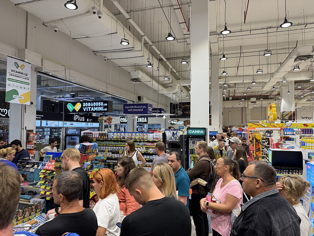 Warteschlangen an den Kassen im Carrefour bei dem Black Sea Arch in Batumi, Georgien