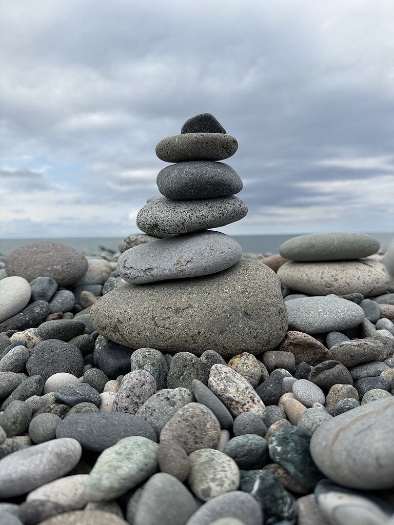 Turm aus Steinen am schwarzen Meer, Strand in Batumi, Georgien.