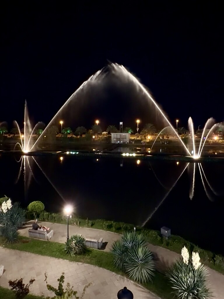 Beleuchtete Fontänen, Musical Fountain in Batumi, Georgien.