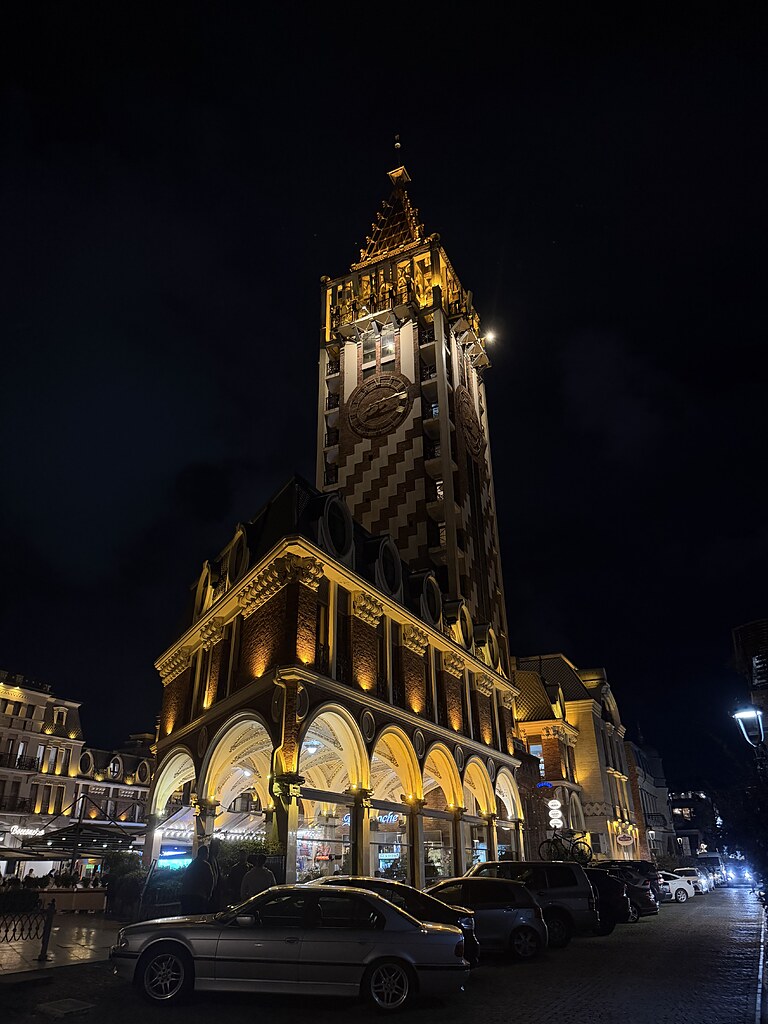 Piazza und beleuchteter Turm in der Altstadt von Batumi, Georgien.