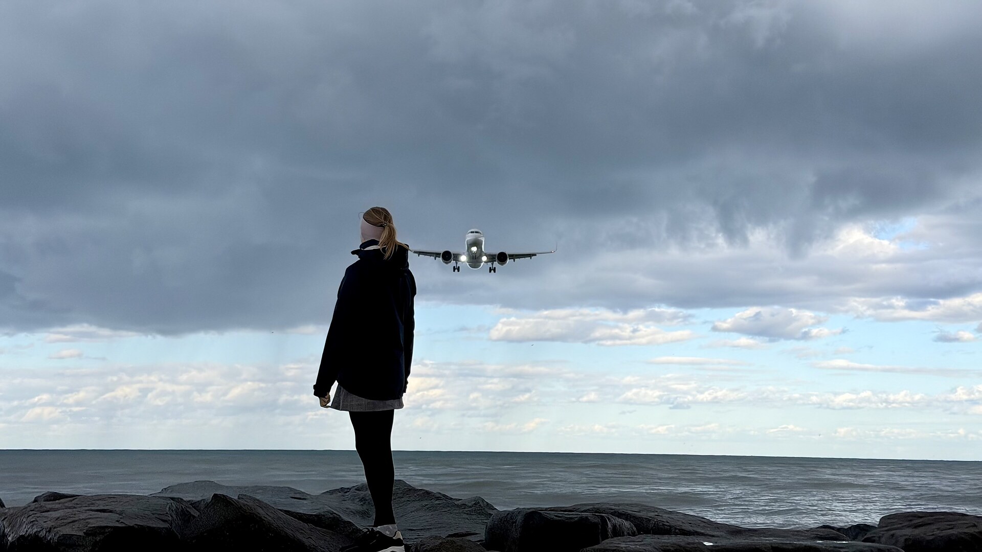 Flugzeug kommt über das Schwarze Meer angeflogen an der Landebahn Batumi, Georgien