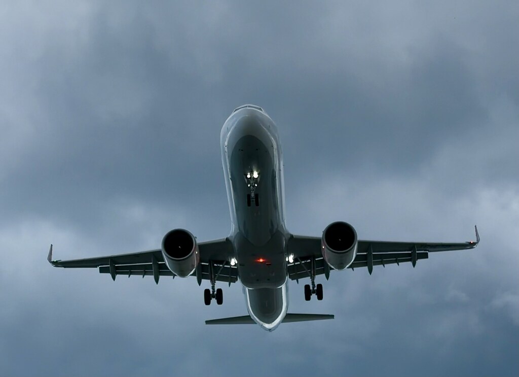 Flugzeug kommt über das Schwarze Meer angeflogen an der Landebahn Batumi, Georgien