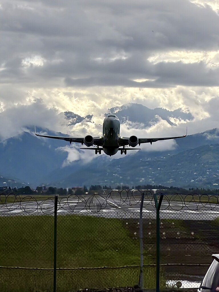 Flugzeug startet auf der Landebahn in Batumi am Schwarzen Meer, Georgien.