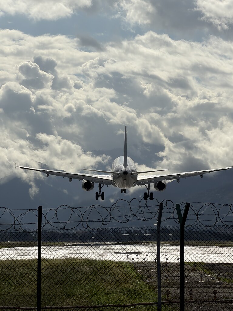 Flugzeug landet auf der Landebahn in Batumi am Schwarzen Meer in Georgien.