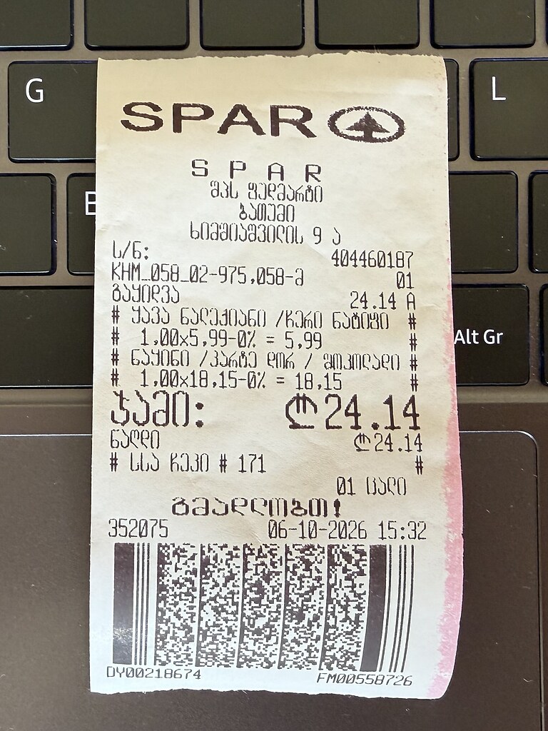 Kassenbon aus einem Spar Supermarkt liegt auf einer Laptoptastatur in Batumi, Georgien