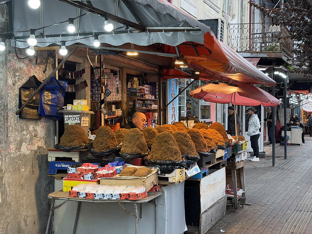 Lose Tabakberge an einem Verkaufsstand in der Akaki-Tsereteli-Straße in Batumi, Georgien