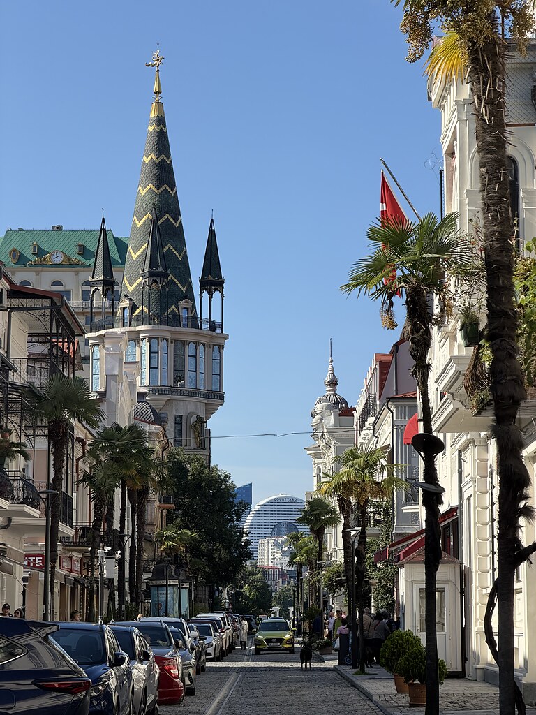 Haus mit Turmdächern in der Altstadt von Batumi, Georgien