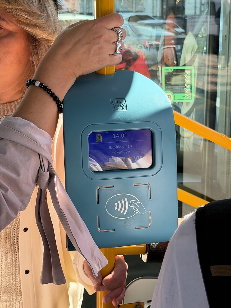Kartenlesegerät für Busfahrkarten im Bus in Batumi, Georgien