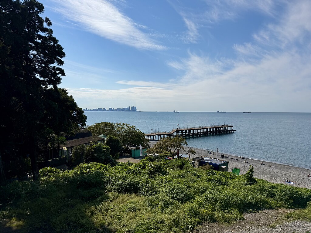 Ausblick vom Botanischen Garten auf die Bucht im Schwarzen Meer und Skyline von Batumi, Georgien