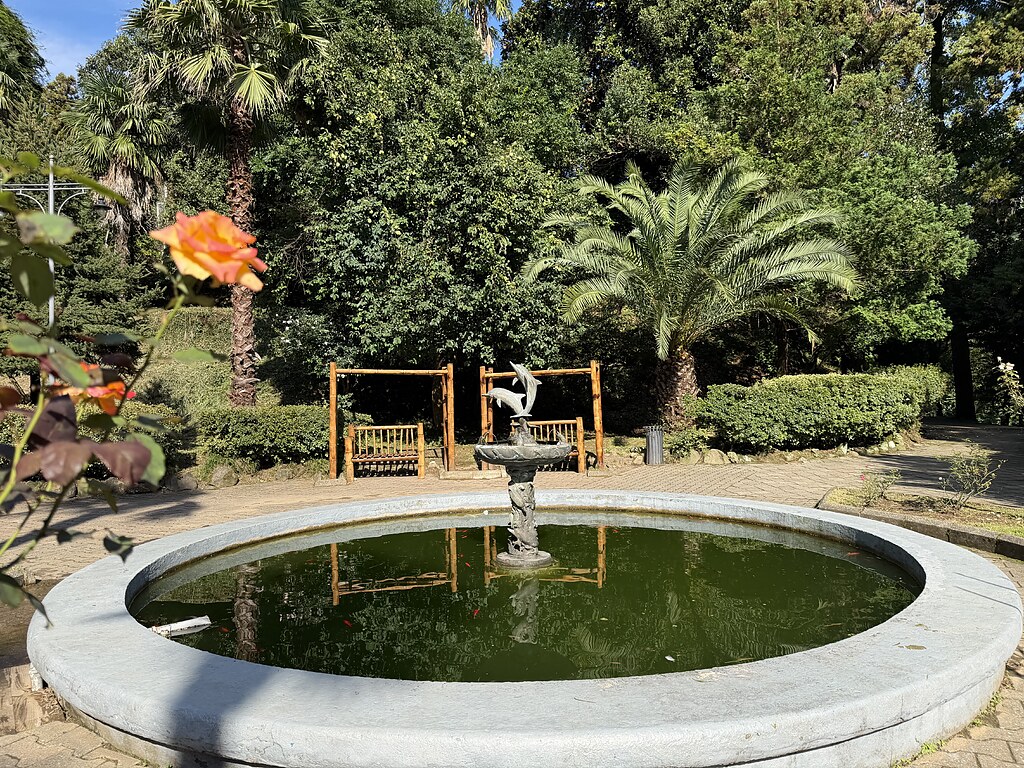 Delfinbrunnen mit Goldfischen im Botanischen Garten in Batumi, Georgien