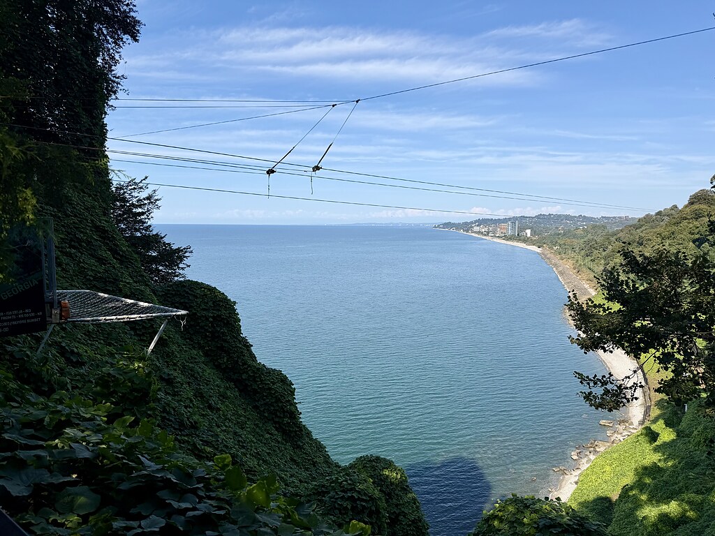 Zipline über dem Schwarzen Meer im Botanischen Garten von Batumi, Georgien