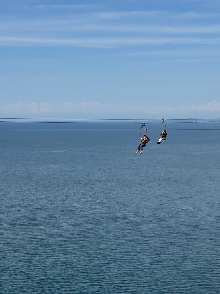 Zipline über dem Schwarzen Meer im Botanischen Garten in Batumi, Georgien.